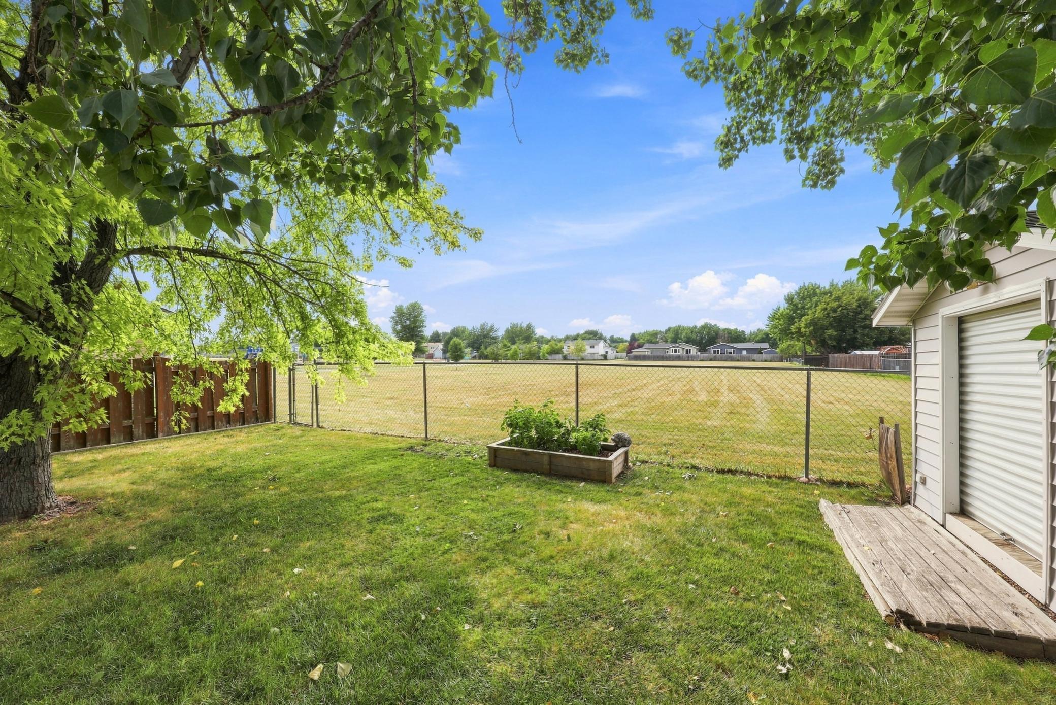 1985 single family home for sale at 408 19th Street E in West Fargo, ND — 4 bed, 2 bath (photo 24 of 25)