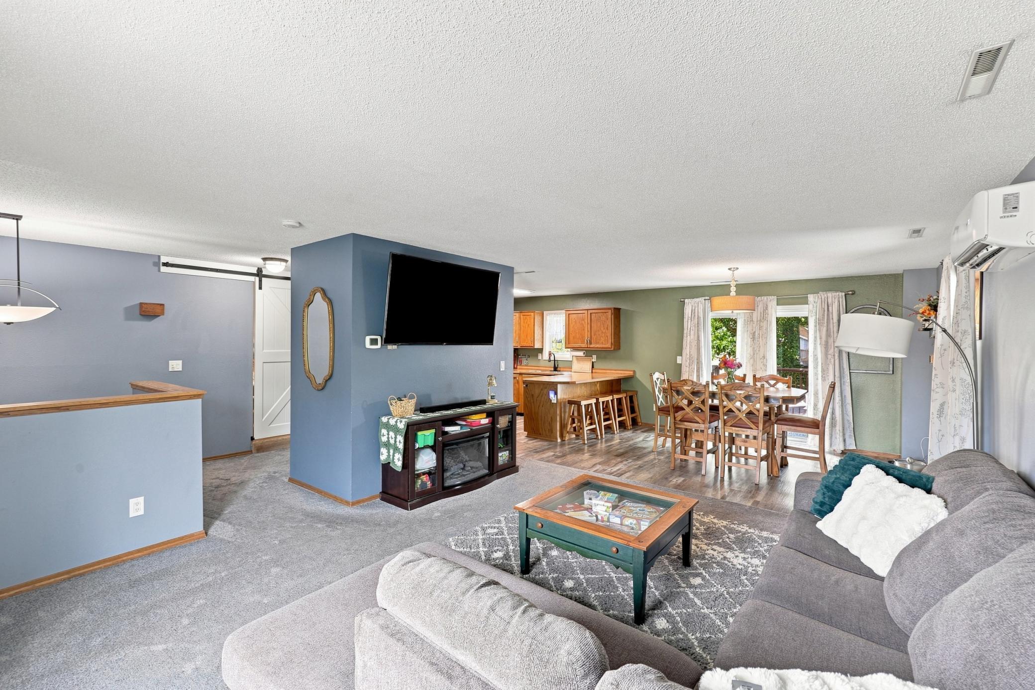 1985 single family home for sale at 408 19th Street E in West Fargo, ND — 4 bed, 2 bath (photo 5 of 25)