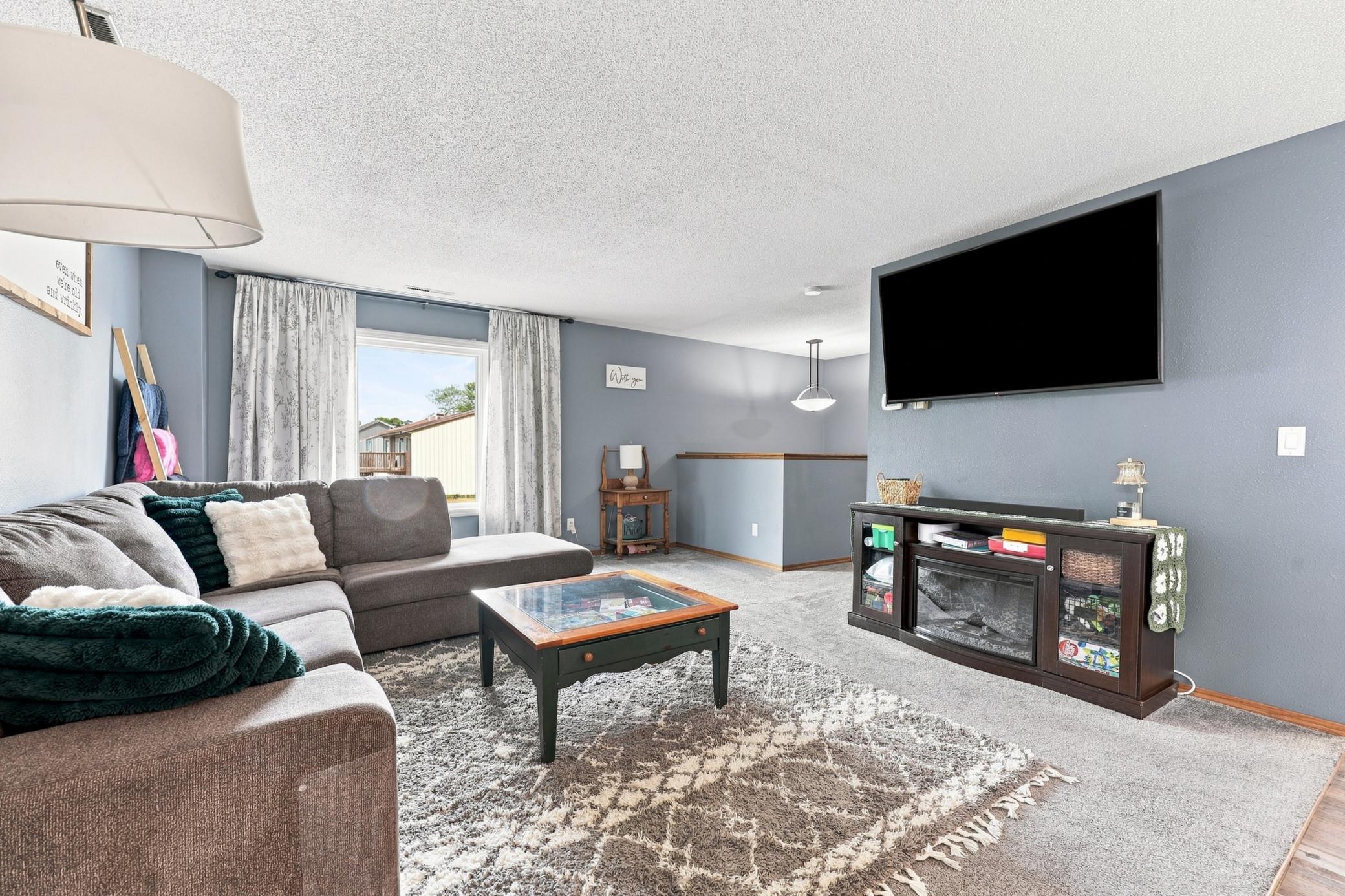 1985 single family home for sale at 408 19th Street E in West Fargo, ND — 4 bed, 2 bath (photo 6 of 25)