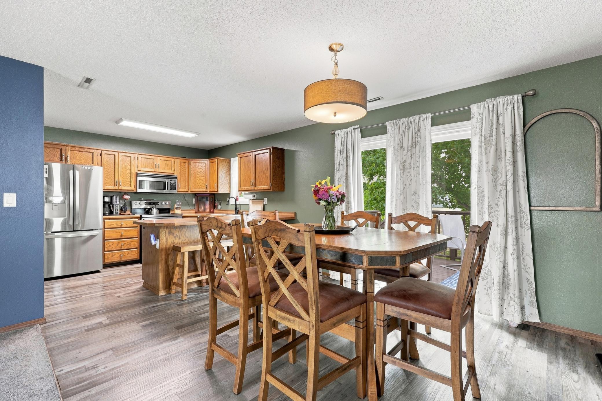 1985 single family home for sale at 408 19th Street E in West Fargo, ND — 4 bed, 2 bath (photo 8 of 25)
