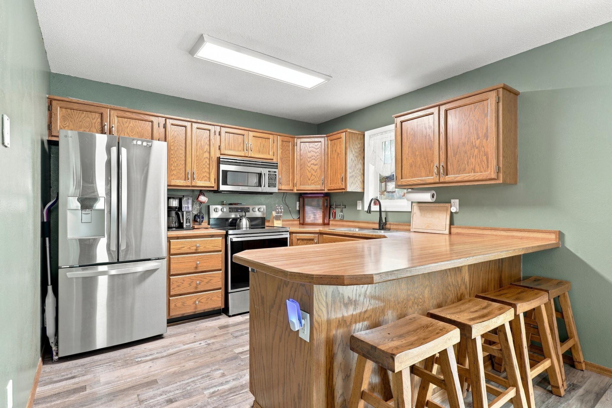 1985 single family home for sale at 408 19th Street E in West Fargo, ND — 4 bed, 2 bath (photo 9 of 25)