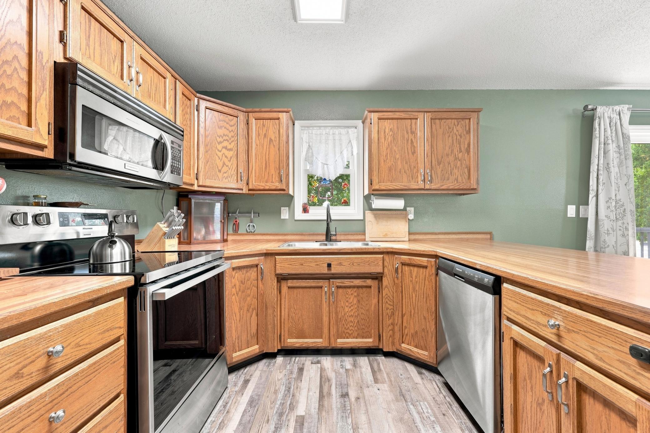 1985 single family home for sale at 408 19th Street E in West Fargo, ND — 4 bed, 2 bath (photo 10 of 25)