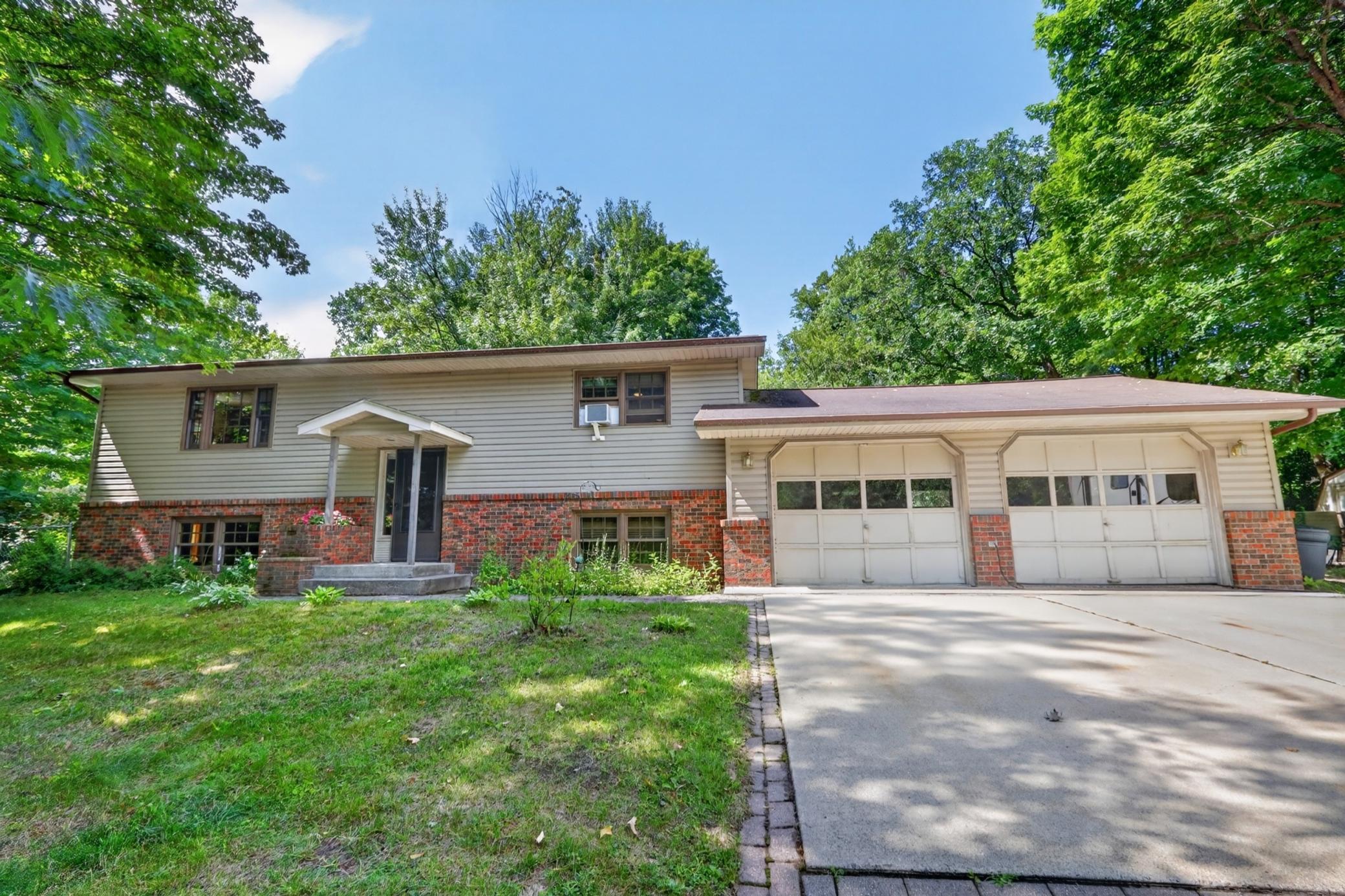 1976 single family home for sale at 2452 Deschepper Drive in Grand Rapids, MN — 4 bed, 2 bath (photo 4 of 47)