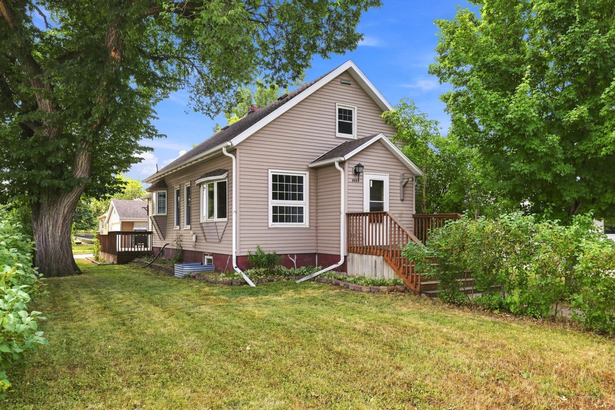 1920 single family home for sale at 202 1st Avenue SW in Dilworth, MN — 4 bed, 2 bath (photo 2 of 32)