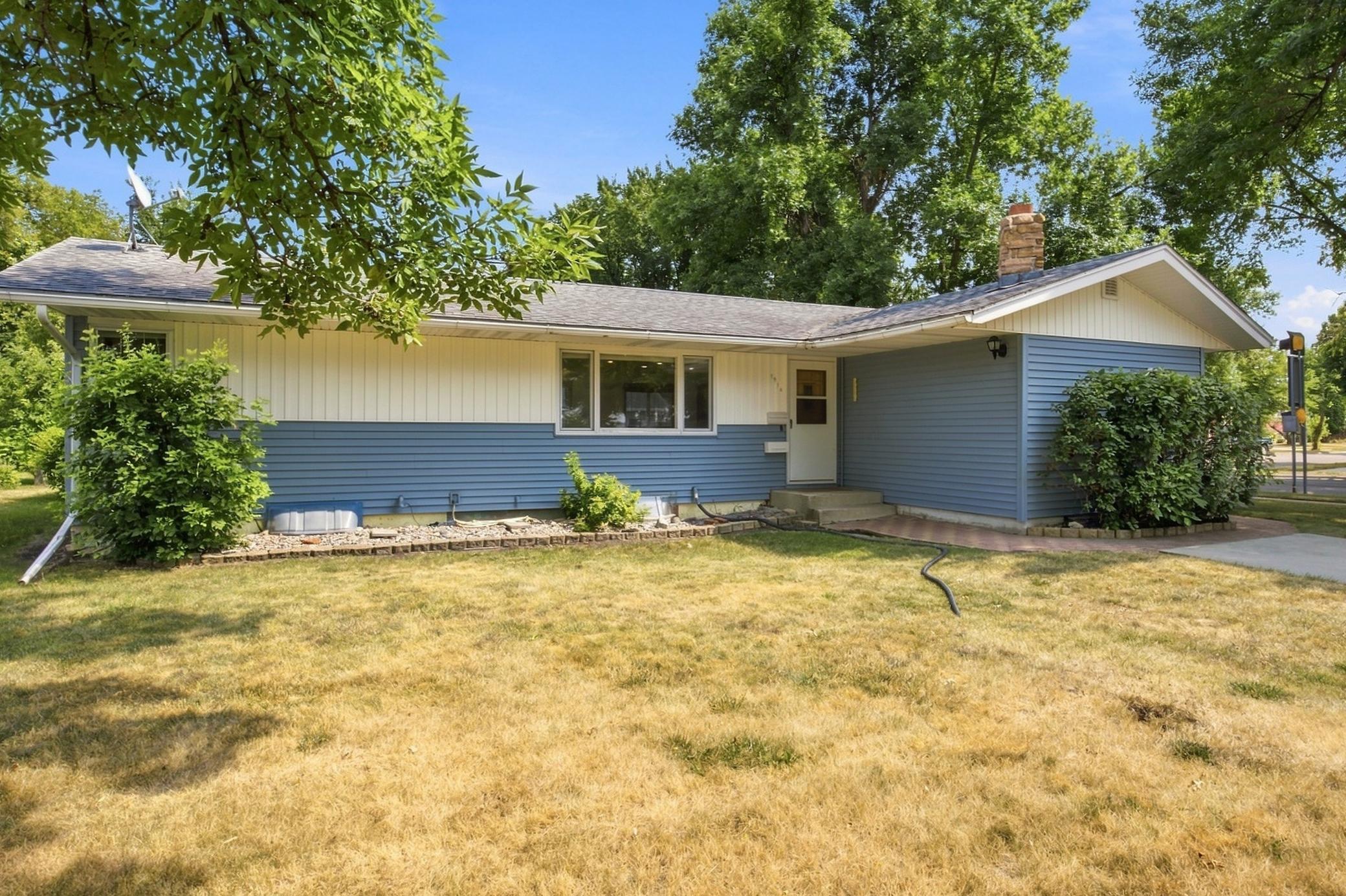 1959 single family home for sale at 1914 15th Street S in Moorhead, MN — 4 bed, 2 bath
