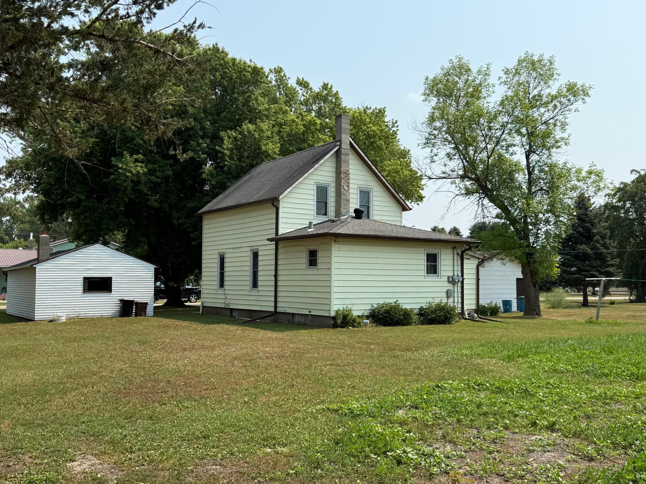 1905 single family home for sale at 114 3rd Street N in Fairmount, ND — 4 bed, 2 bath (photo 4 of 5)