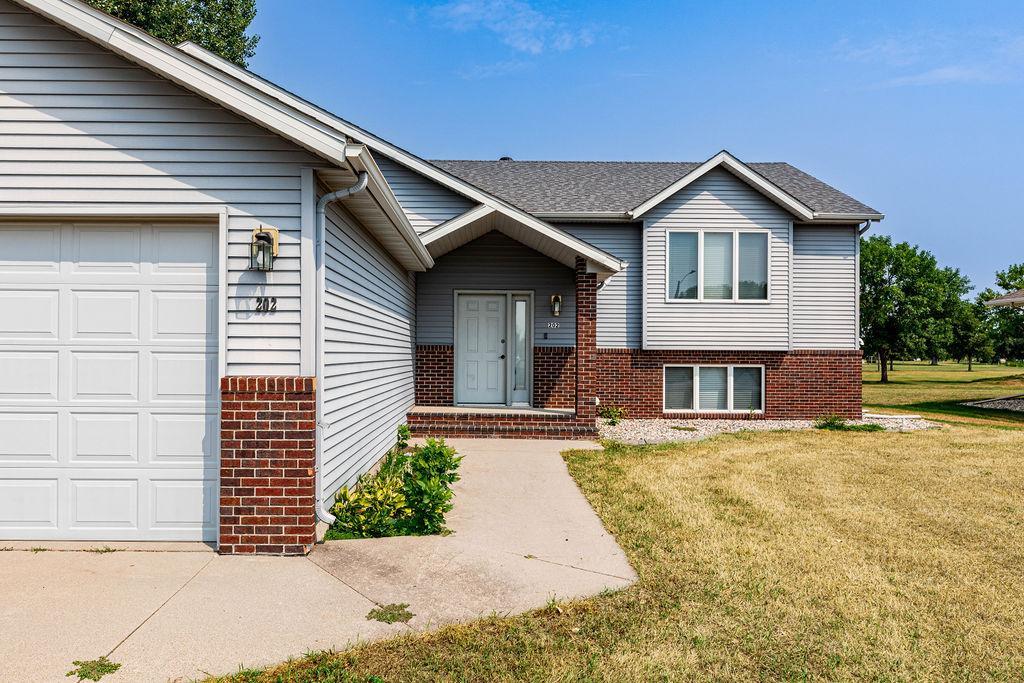 1996 single family home for sale at 202 Fairway Drive in Casselton, ND — 5 bed, 4 bath (photo 2 of 54)