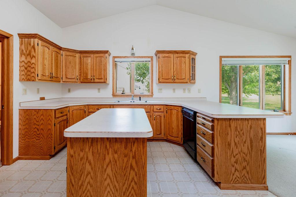 1996 single family home for sale at 202 Fairway Drive in Casselton, ND — 5 bed, 4 bath (photo 13 of 54)