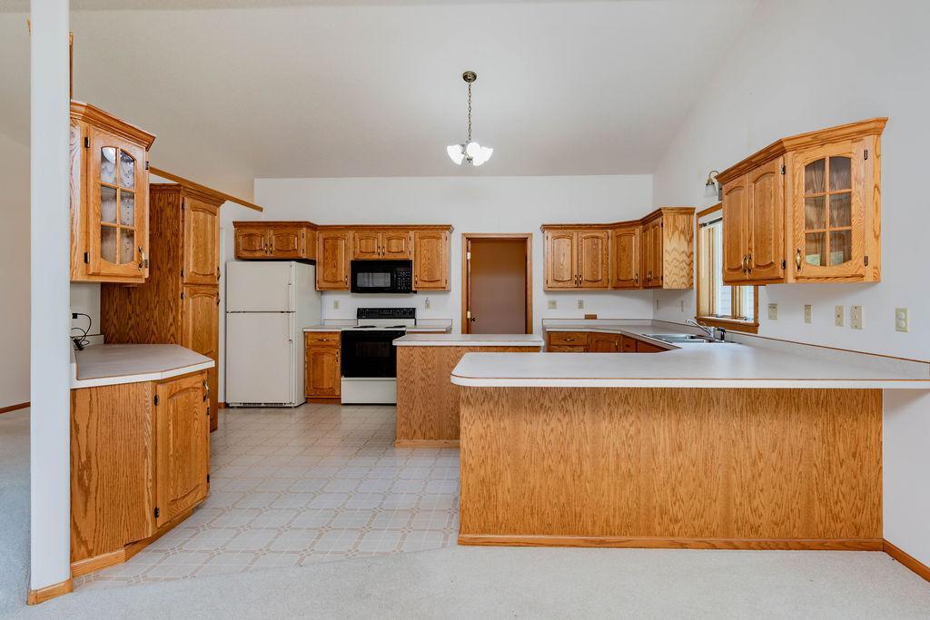 1996 single family home for sale at 202 Fairway Drive in Casselton, ND — 5 bed, 4 bath (photo 14 of 54)