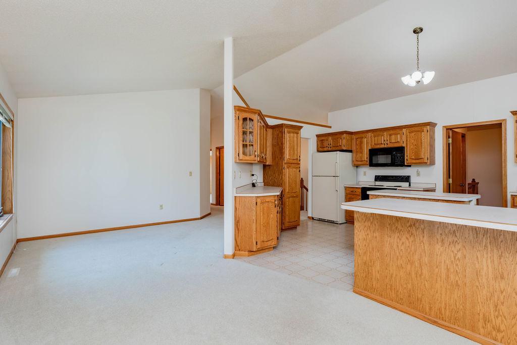 1996 single family home for sale at 202 Fairway Drive in Casselton, ND — 5 bed, 4 bath (photo 15 of 54)