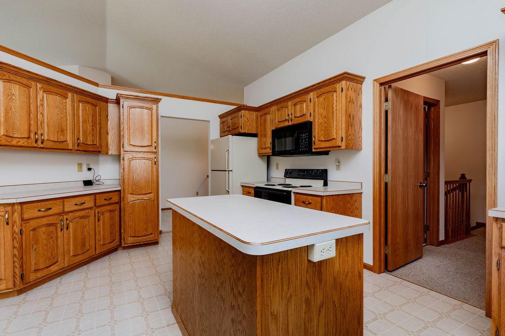 1996 single family home for sale at 202 Fairway Drive in Casselton, ND — 5 bed, 4 bath (photo 17 of 54)