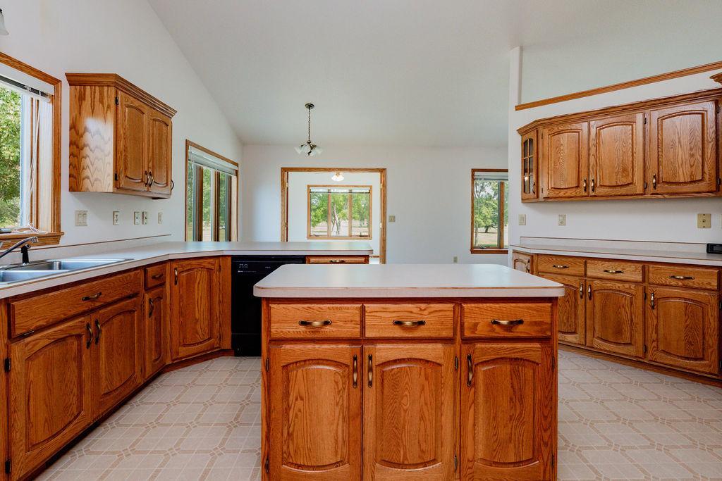 1996 single family home for sale at 202 Fairway Drive in Casselton, ND — 5 bed, 4 bath (photo 19 of 54)