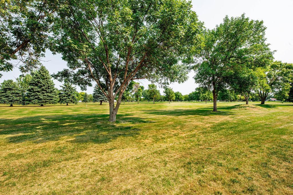 1996 single family home for sale at 202 Fairway Drive in Casselton, ND — 5 bed, 4 bath (photo 3 of 54)