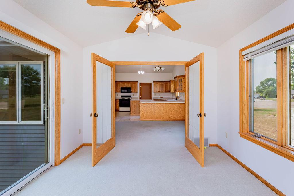 1996 single family home for sale at 202 Fairway Drive in Casselton, ND — 5 bed, 4 bath (photo 21 of 54)