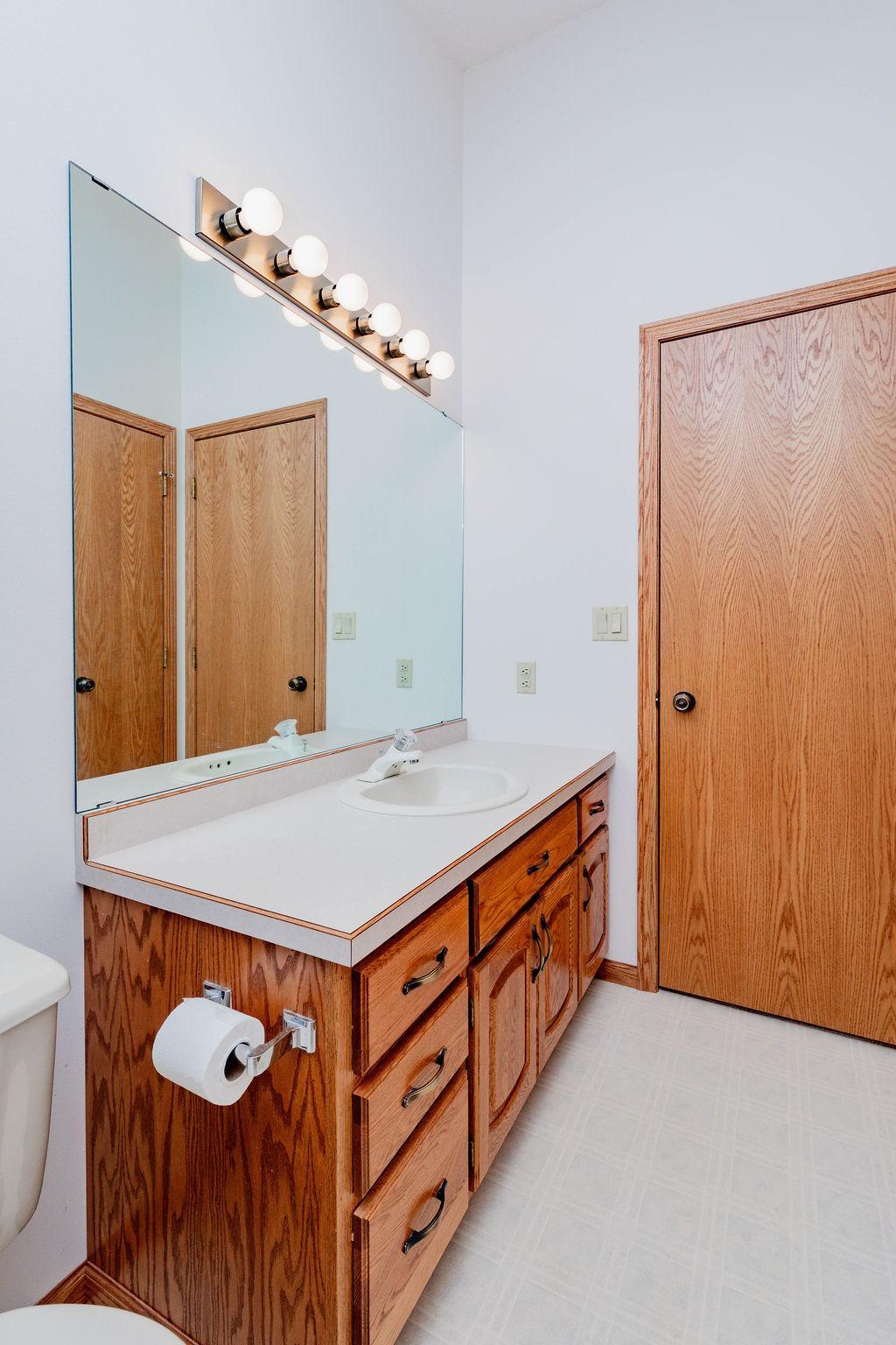 1996 single family home for sale at 202 Fairway Drive in Casselton, ND — 5 bed, 4 bath (photo 26 of 54)