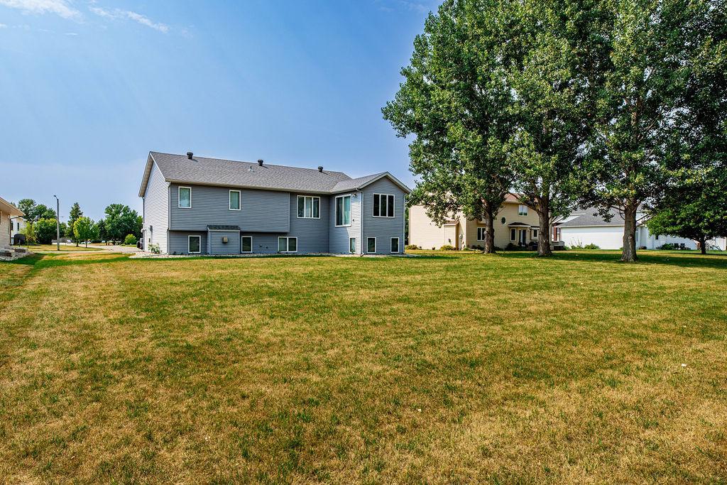 1996 single family home for sale at 202 Fairway Drive in Casselton, ND — 5 bed, 4 bath (photo 4 of 54)