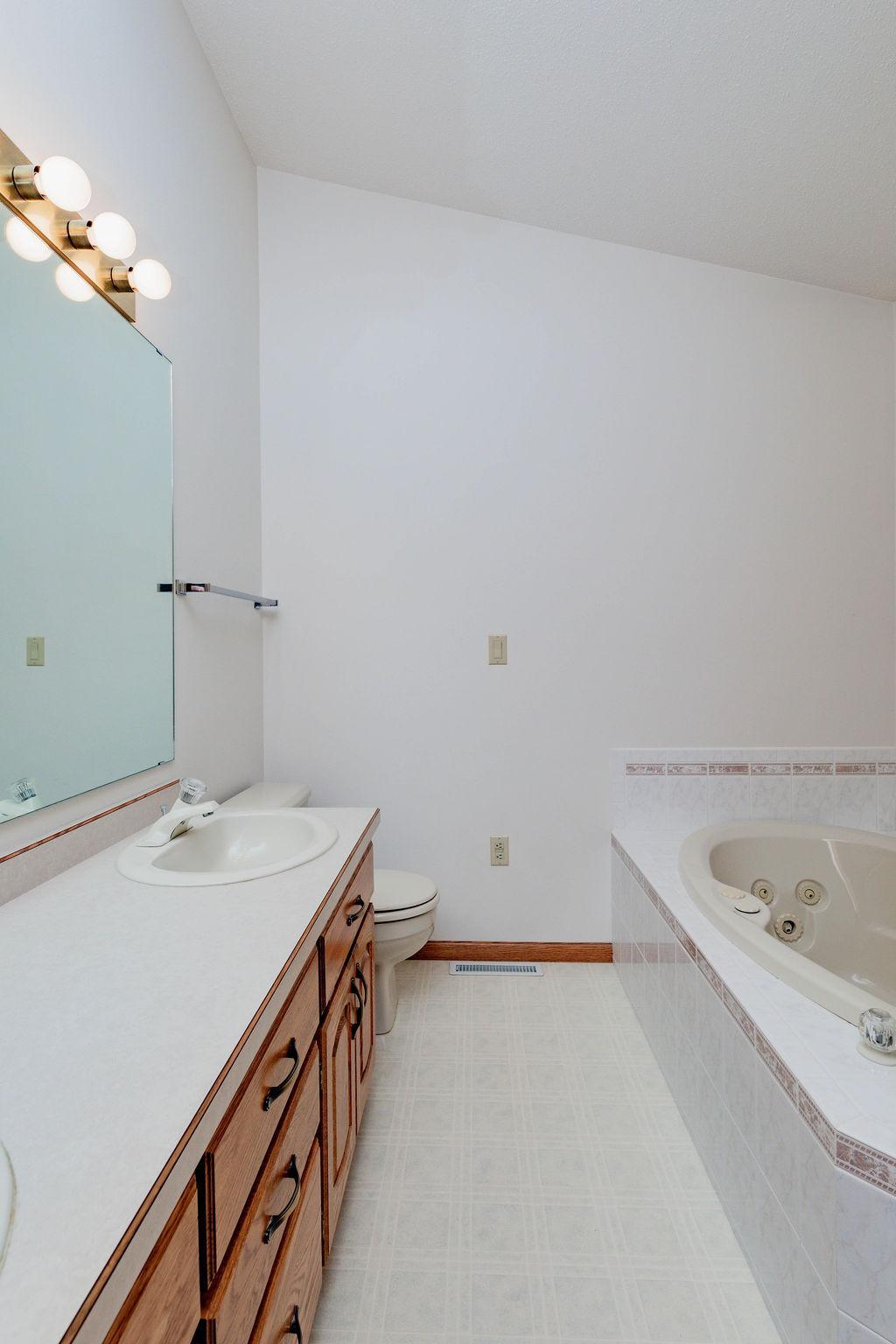 1996 single family home for sale at 202 Fairway Drive in Casselton, ND — 5 bed, 4 bath (photo 32 of 54)
