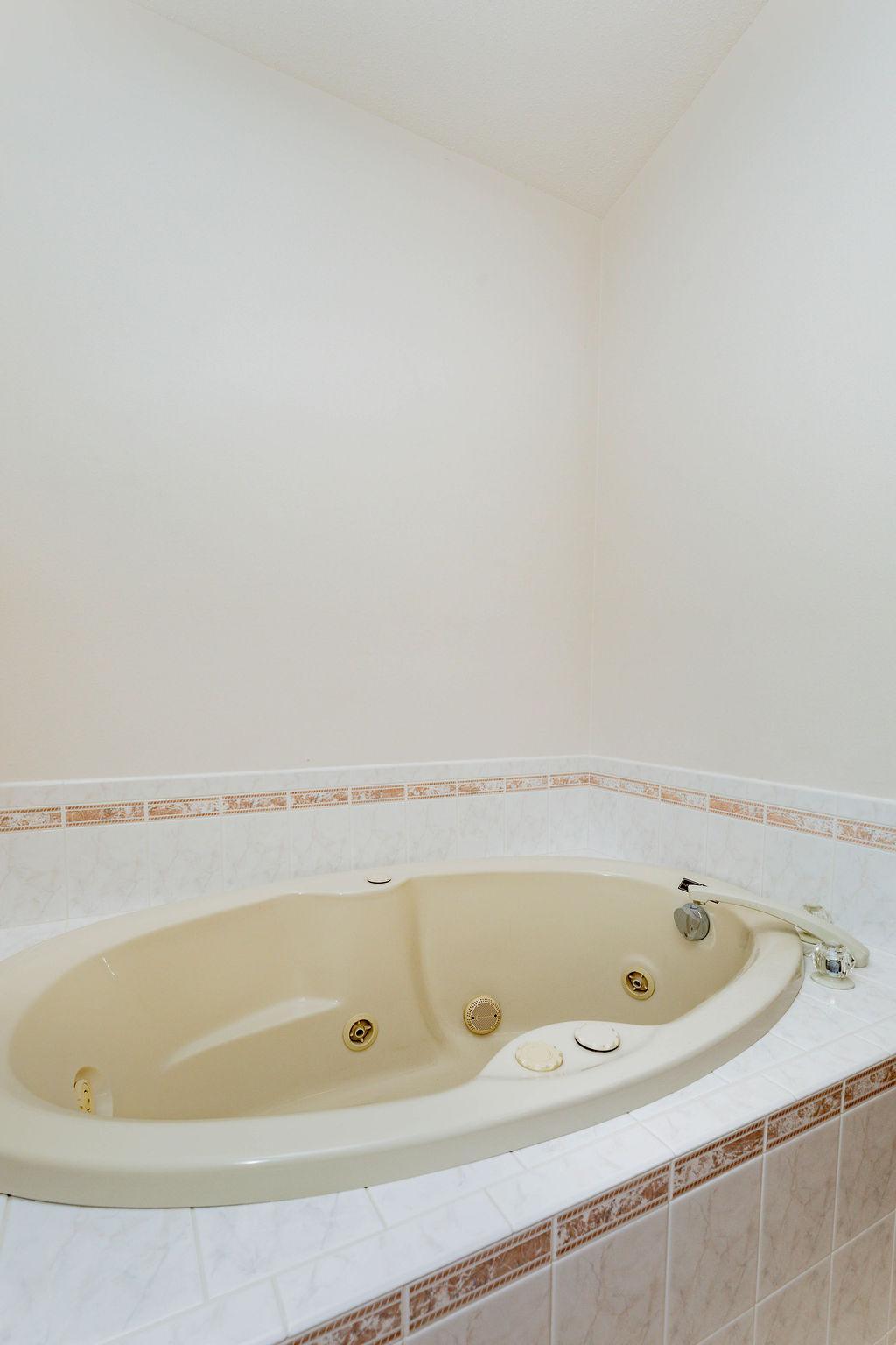1996 single family home for sale at 202 Fairway Drive in Casselton, ND — 5 bed, 4 bath (photo 33 of 54)