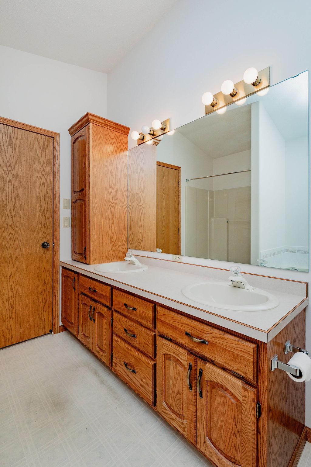 1996 single family home for sale at 202 Fairway Drive in Casselton, ND — 5 bed, 4 bath (photo 34 of 54)