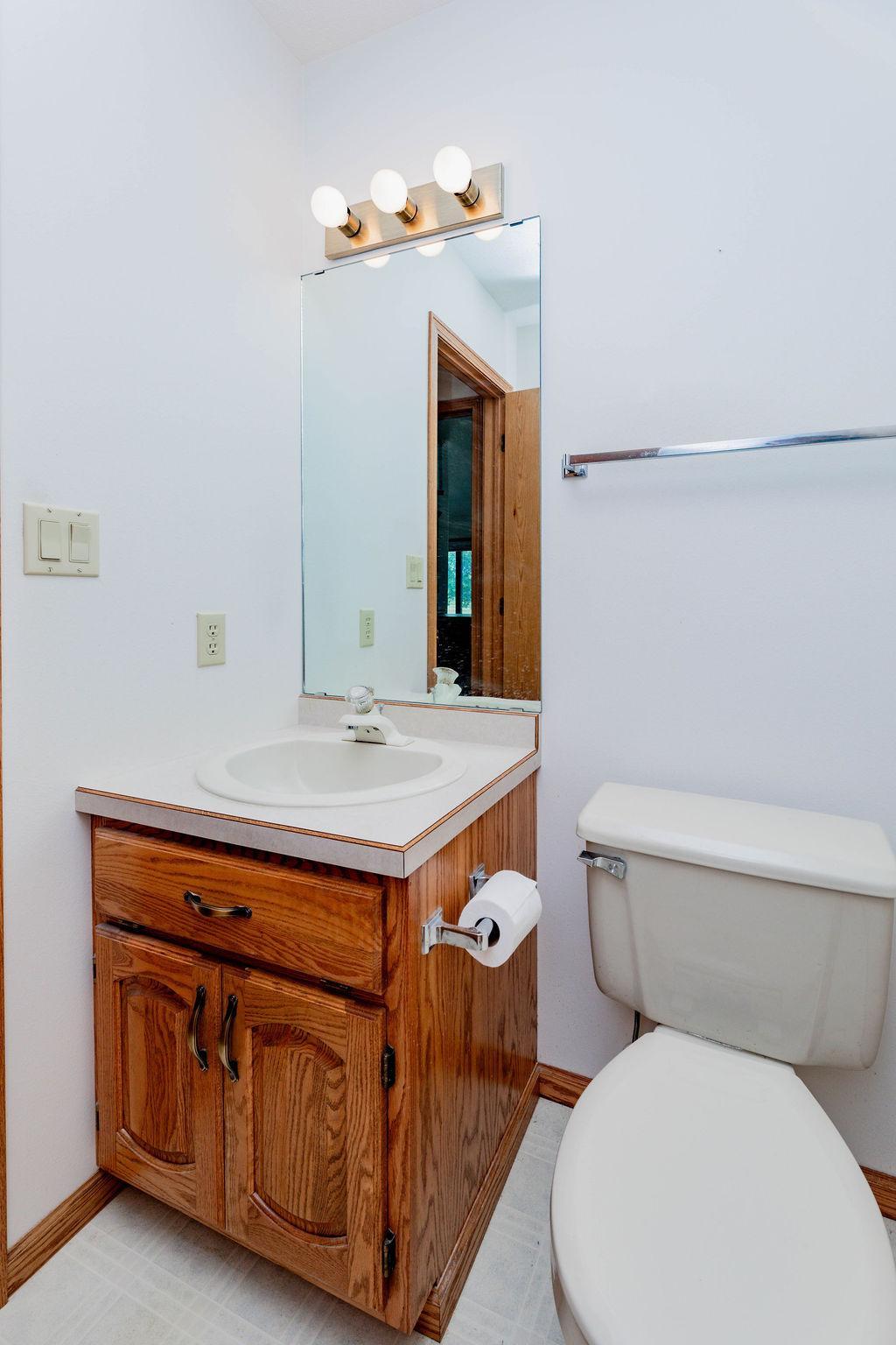 1996 single family home for sale at 202 Fairway Drive in Casselton, ND — 5 bed, 4 bath (photo 36 of 54)