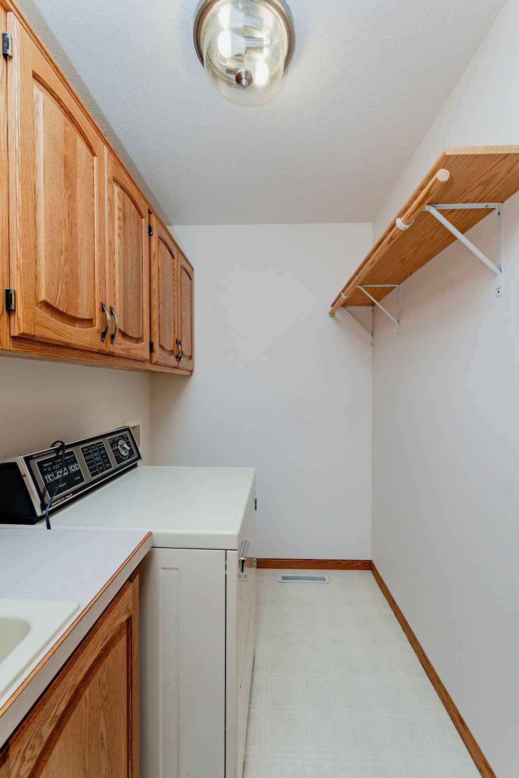 1996 single family home for sale at 202 Fairway Drive in Casselton, ND — 5 bed, 4 bath (photo 37 of 54)