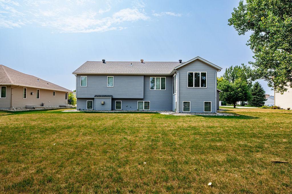 1996 single family home for sale at 202 Fairway Drive in Casselton, ND — 5 bed, 4 bath (photo 5 of 54)