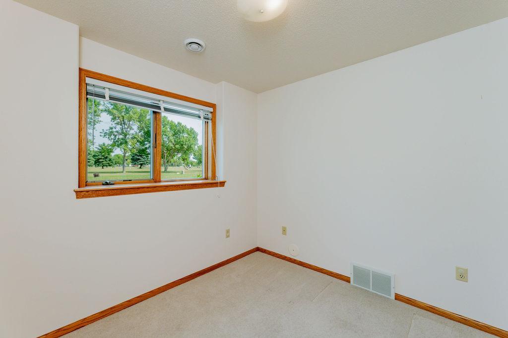 1996 single family home for sale at 202 Fairway Drive in Casselton, ND — 5 bed, 4 bath (photo 47 of 54)