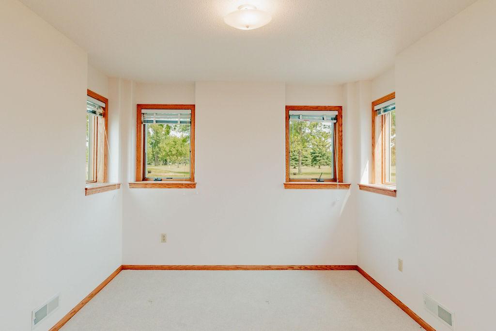 1996 single family home for sale at 202 Fairway Drive in Casselton, ND — 5 bed, 4 bath (photo 50 of 54)