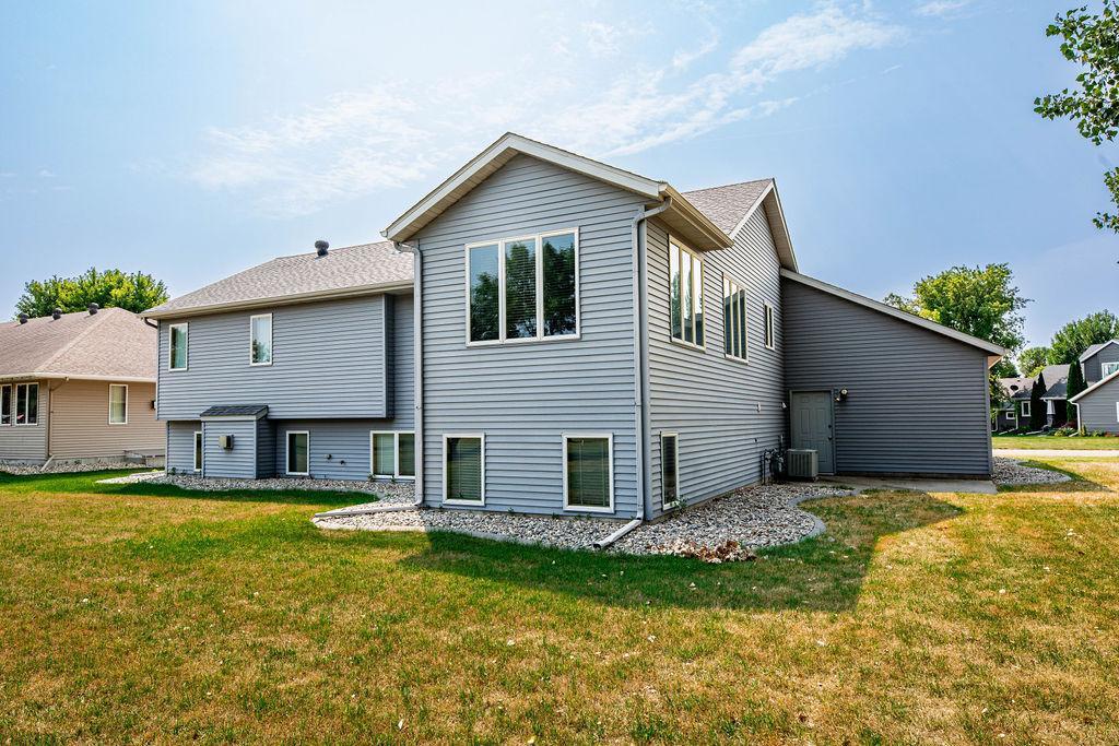 1996 single family home for sale at 202 Fairway Drive in Casselton, ND — 5 bed, 4 bath (photo 6 of 54)