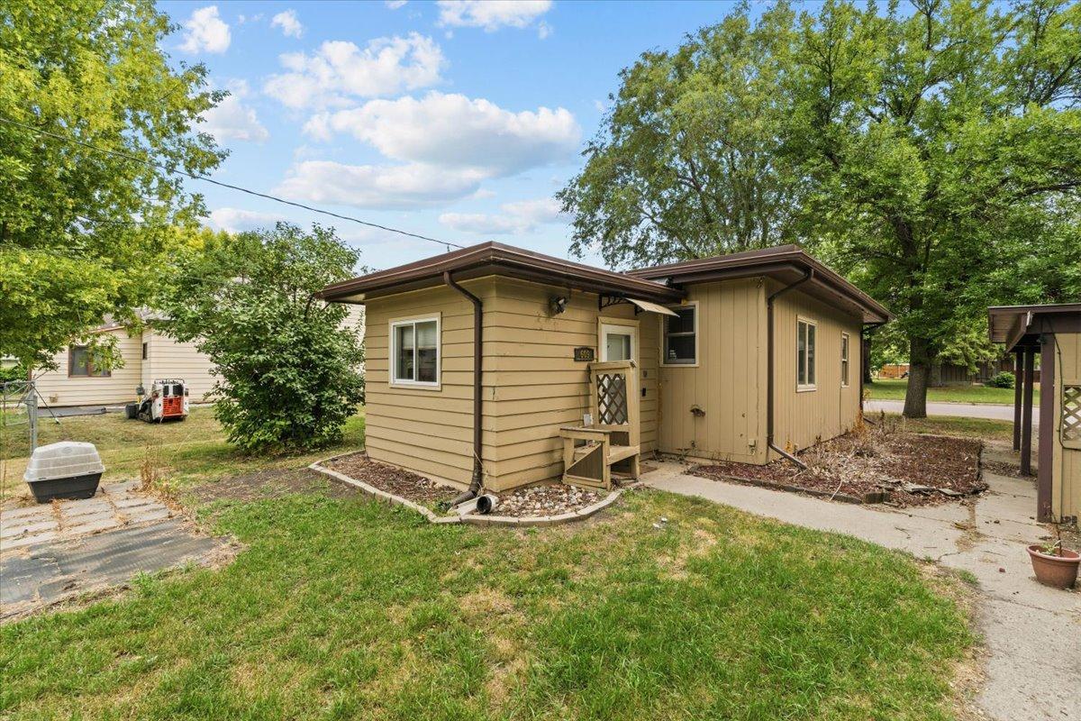 1957 single family home for sale at 609 Center Street S in Wahpeton, ND — 2 bed, 1 bath (photo 15 of 45)