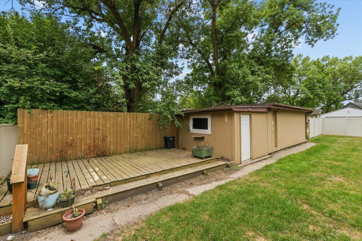 1957 single family home for sale at 609 Center Street S in Wahpeton, ND — 2 bed, 1 bath (photo 17 of 45)
