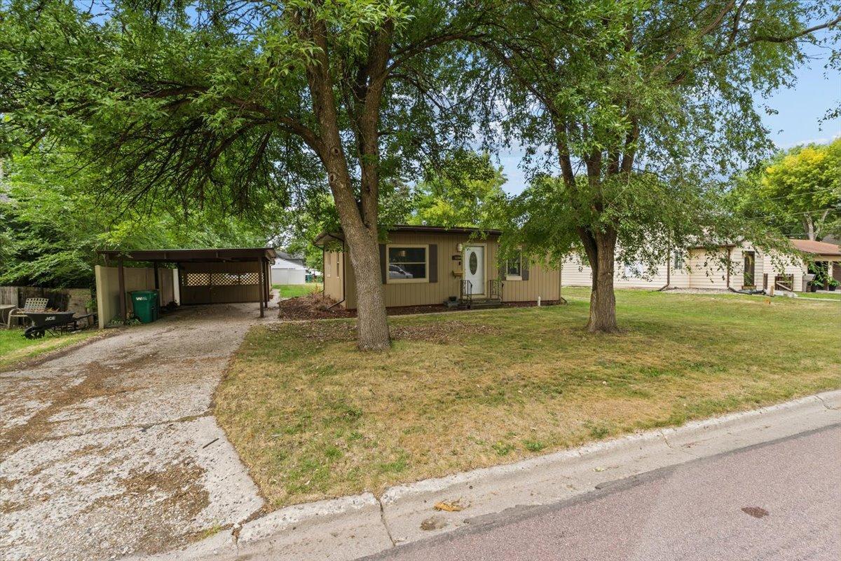 1957 single family home for sale at 609 Center Street S in Wahpeton, ND — 2 bed, 1 bath (photo 18 of 45)