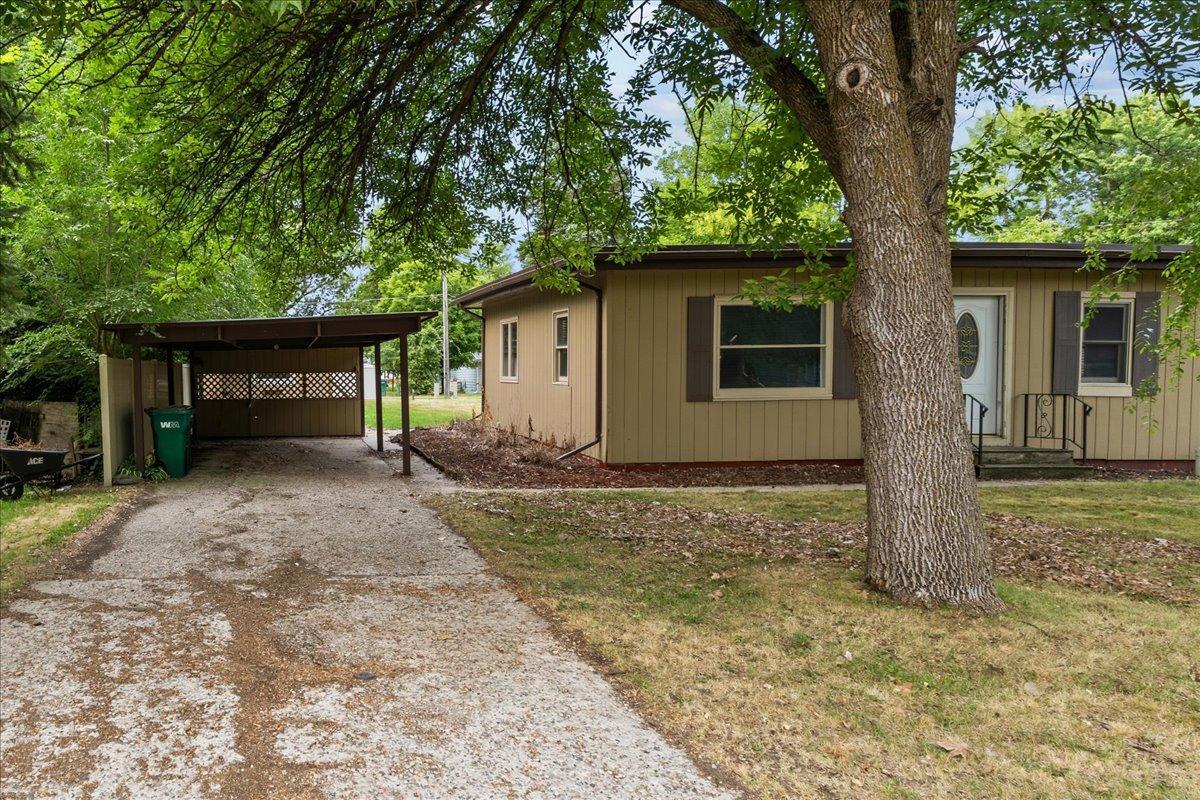 1957 single family home for sale at 609 Center Street S in Wahpeton, ND — 2 bed, 1 bath (photo 19 of 45)