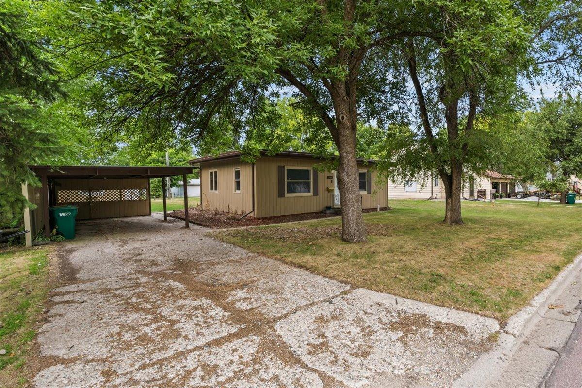 1957 single family home for sale at 609 Center Street S in Wahpeton, ND — 2 bed, 1 bath (photo 20 of 45)