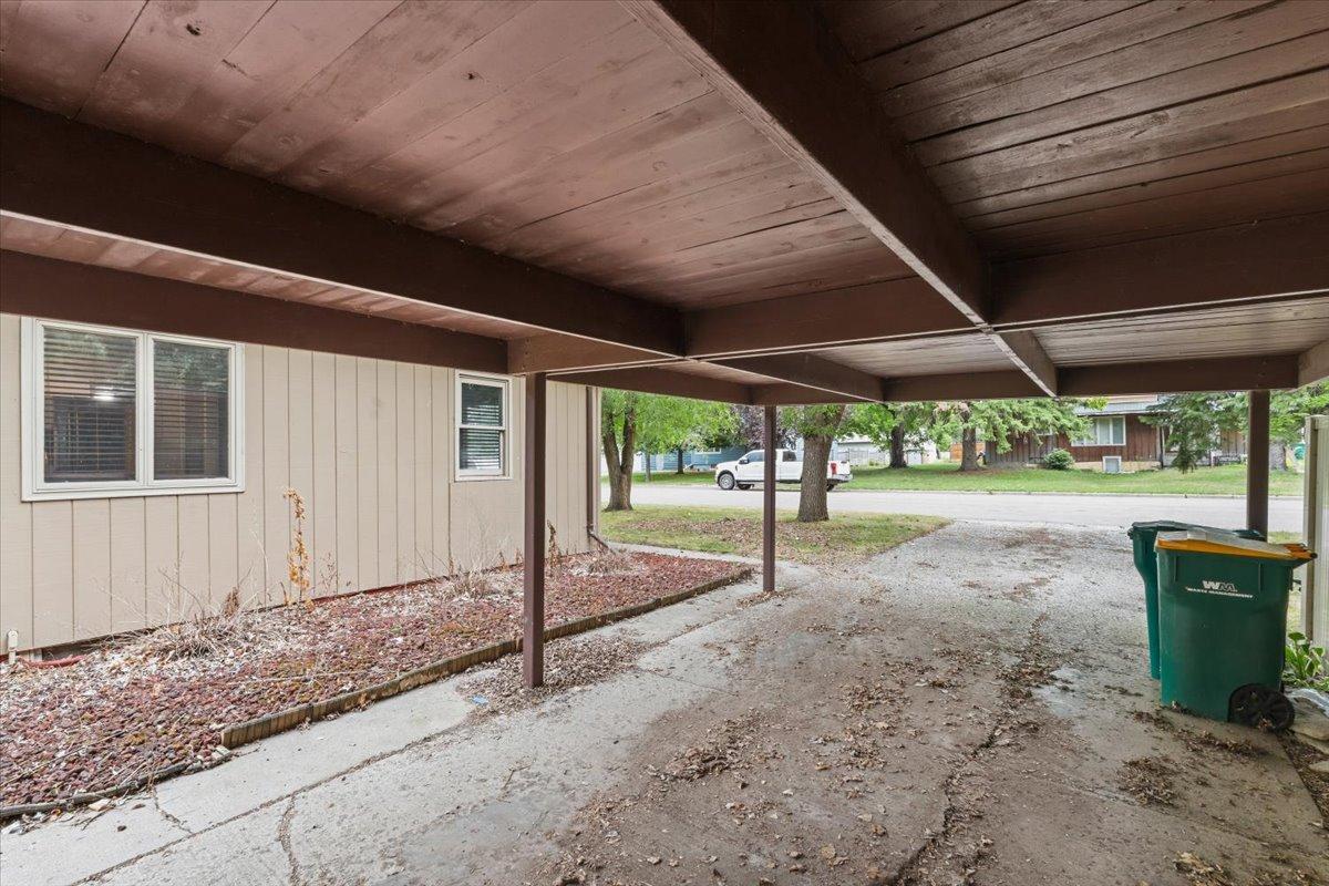 1957 single family home for sale at 609 Center Street S in Wahpeton, ND — 2 bed, 1 bath (photo 3 of 45)