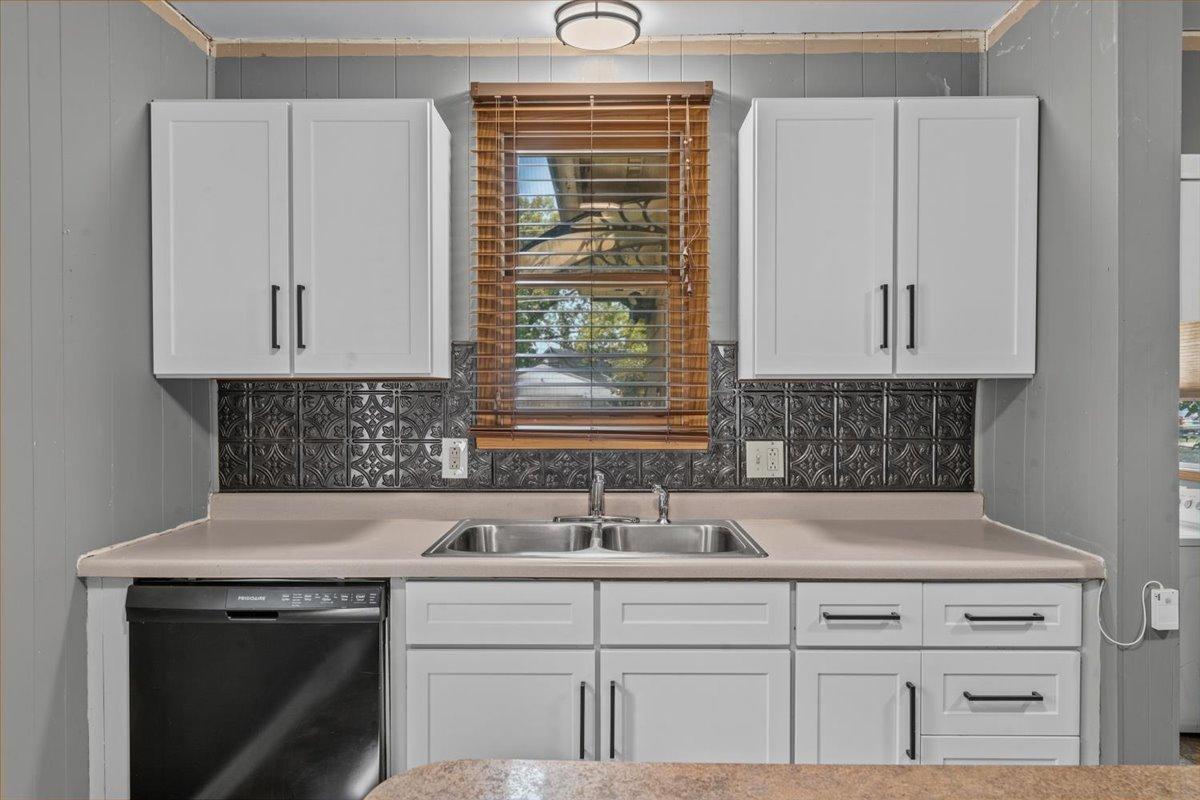 1957 single family home for sale at 609 Center Street S in Wahpeton, ND — 2 bed, 1 bath (photo 26 of 45)