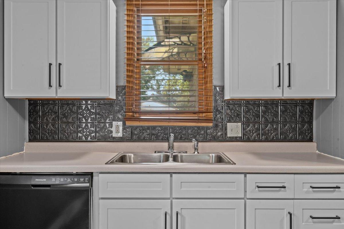 1957 single family home for sale at 609 Center Street S in Wahpeton, ND — 2 bed, 1 bath (photo 27 of 45)