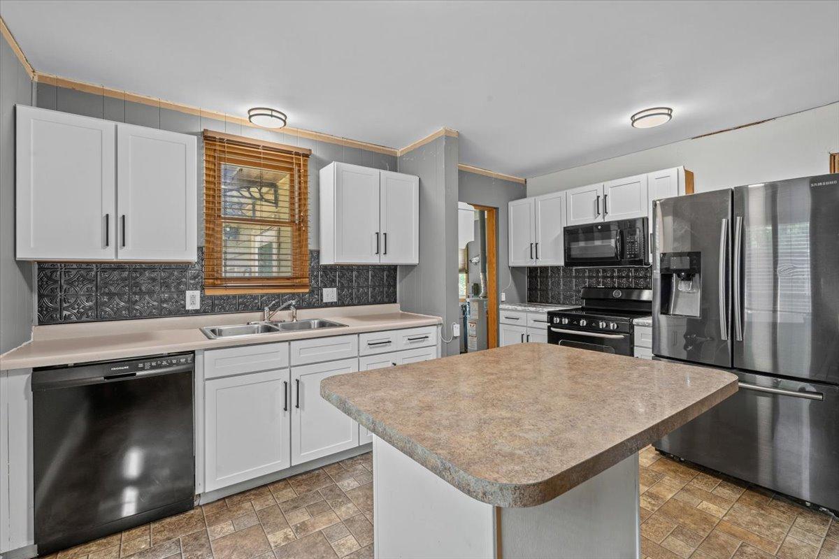 1957 single family home for sale at 609 Center Street S in Wahpeton, ND — 2 bed, 1 bath (photo 30 of 45)