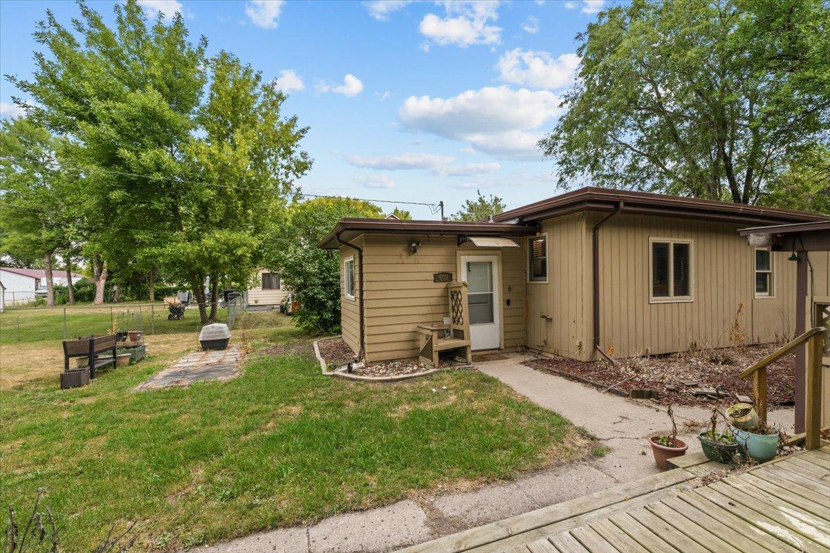 1957 single family home for sale at 609 Center Street S in Wahpeton, ND — 2 bed, 1 bath (photo 4 of 45)