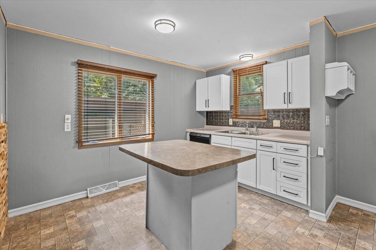 1957 single family home for sale at 609 Center Street S in Wahpeton, ND — 2 bed, 1 bath (photo 31 of 45)