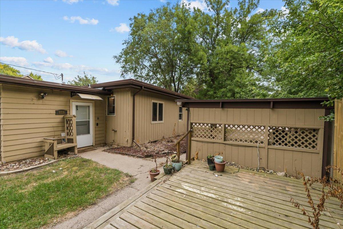 1957 single family home for sale at 609 Center Street S in Wahpeton, ND — 2 bed, 1 bath (photo 5 of 45)