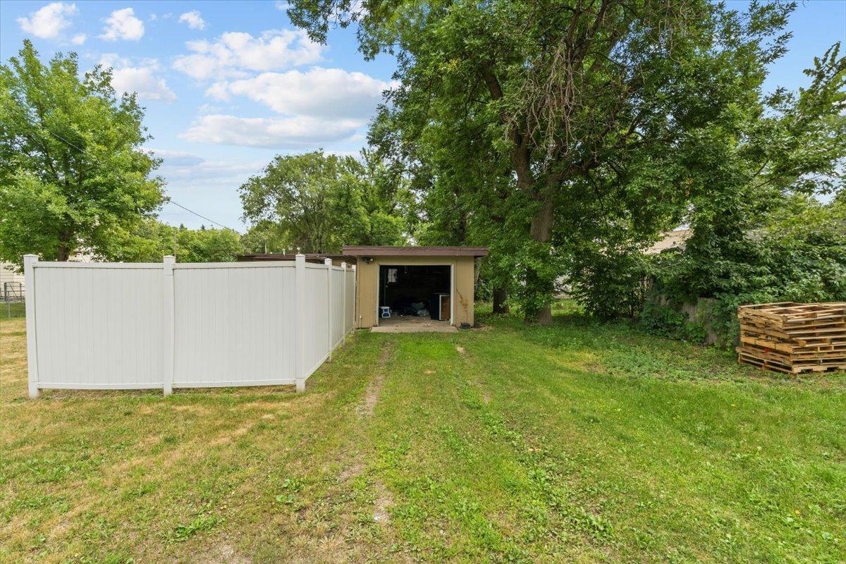 1957 single family home for sale at 609 Center Street S in Wahpeton, ND — 2 bed, 1 bath (photo 10 of 45)