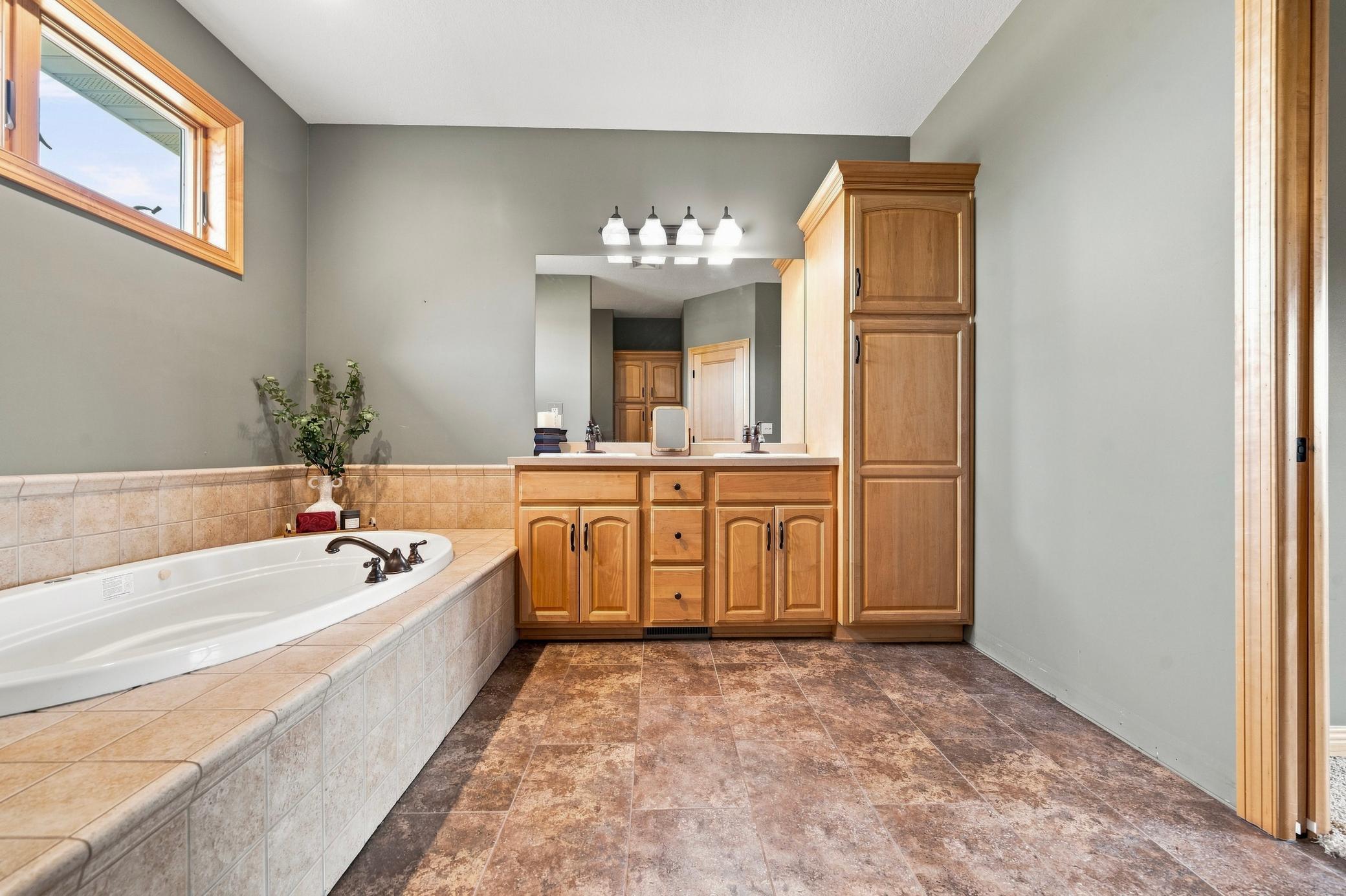 2003 single family home for sale at 1003 Latoka Heights Lane SW in Alexandria, MN — 5 bed, 4 bath (photo 25 of 58)