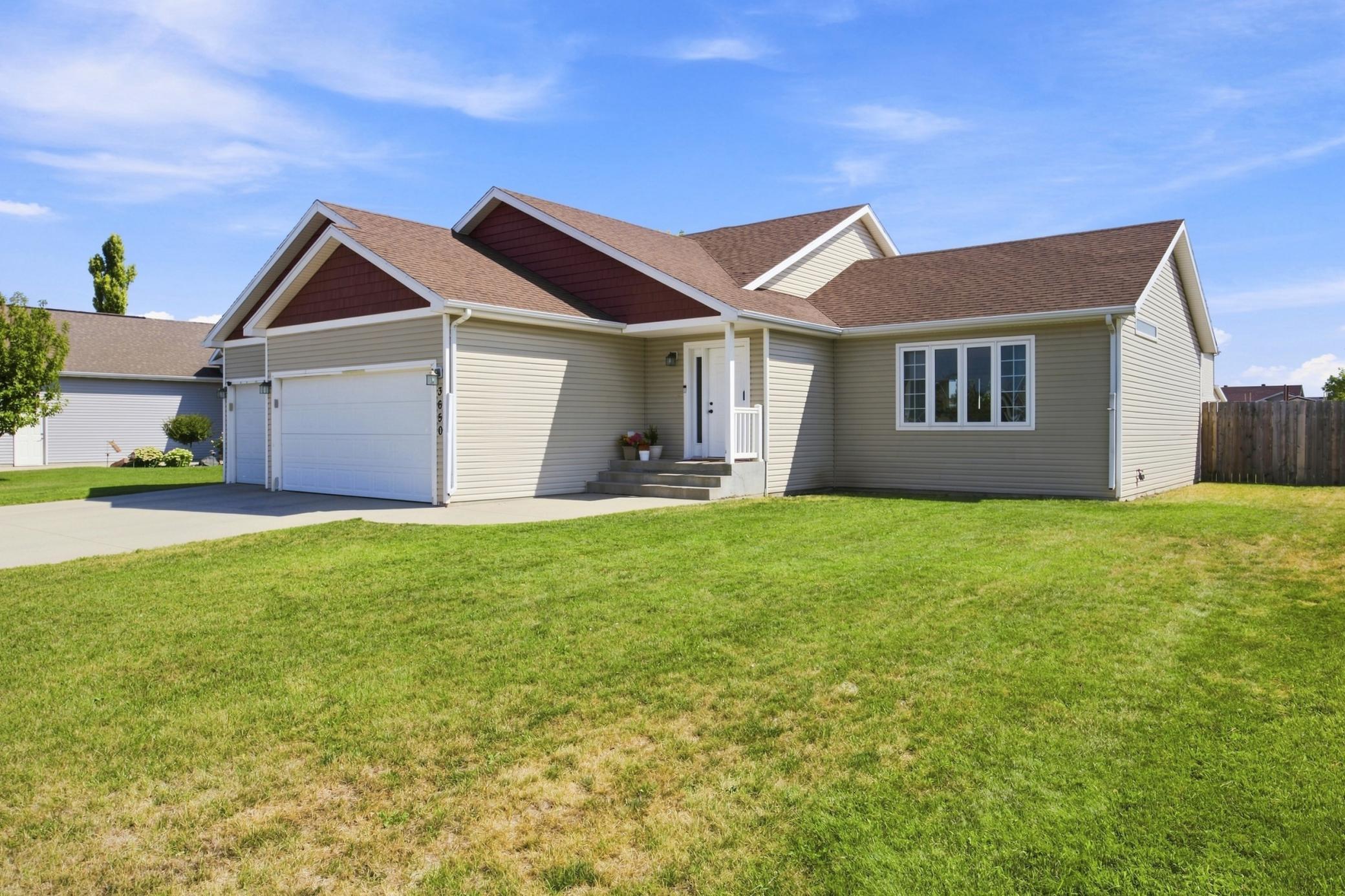 2007 single family home for sale at 3650 Taylor Street S in Fargo, ND — 4 bed, 2 bath (photo 2 of 31)