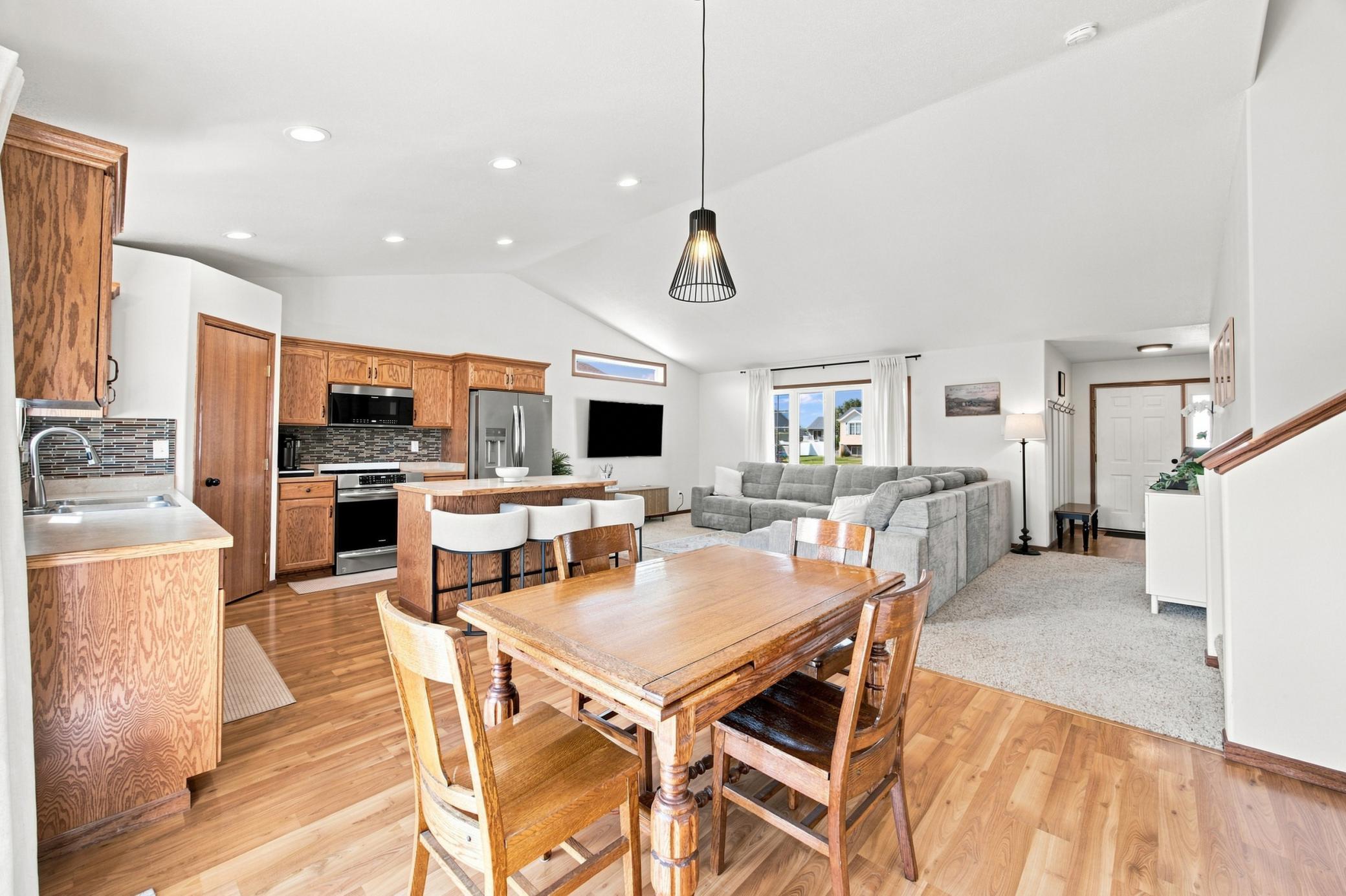 2007 single family home for sale at 3650 Taylor Street S in Fargo, ND — 4 bed, 2 bath (photo 11 of 31)