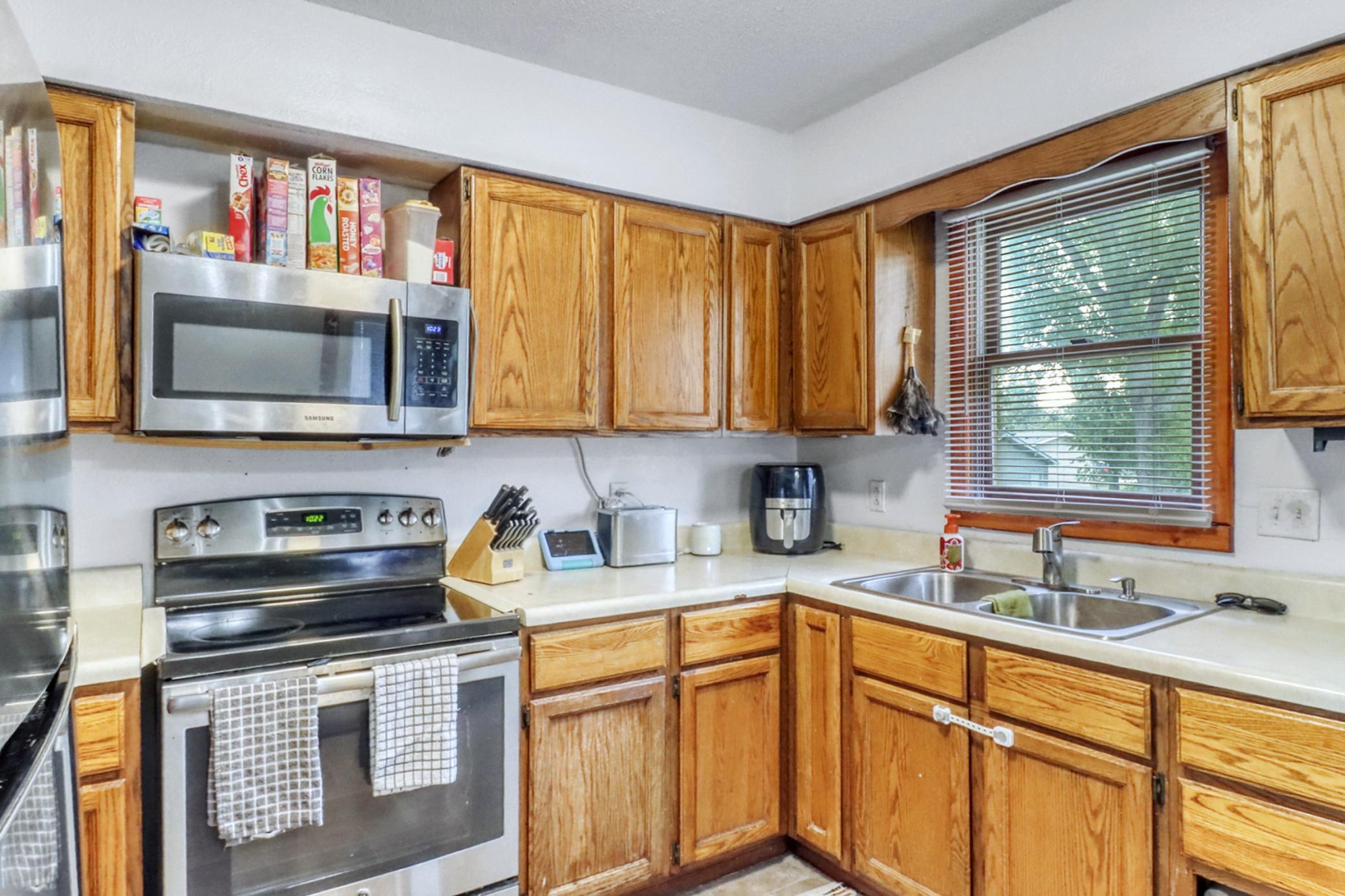 1982 single family home for sale at 105 6th Street in Christine, ND — 4 bed, 2 bath (photo 13 of 38)
