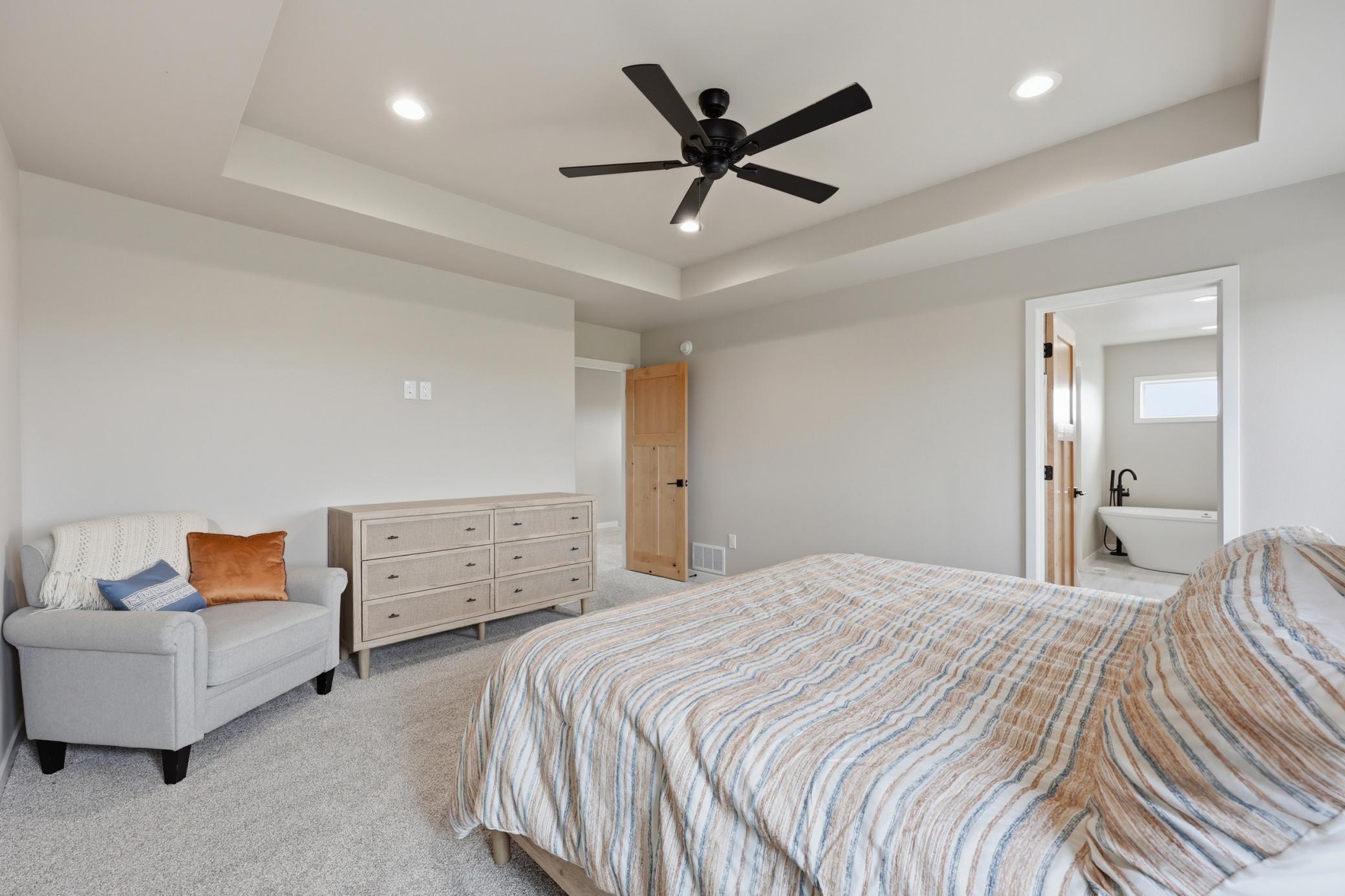 2024 single family home for sale at 102 Annies Way in Mapleton, ND — 5 bed, 4 bath (photo 20 of 55)