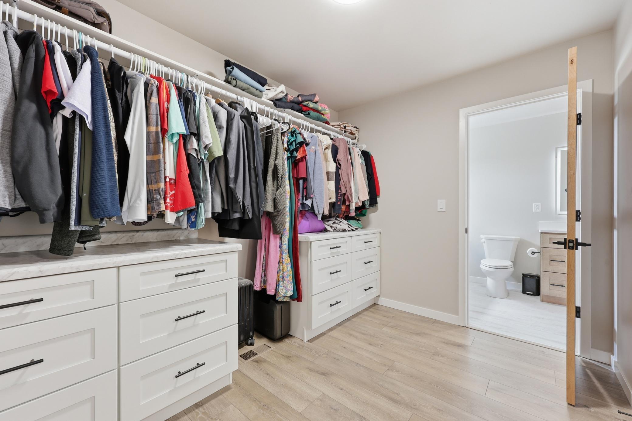 2024 single family home for sale at 102 Annies Way in Mapleton, ND — 5 bed, 4 bath (photo 24 of 55)