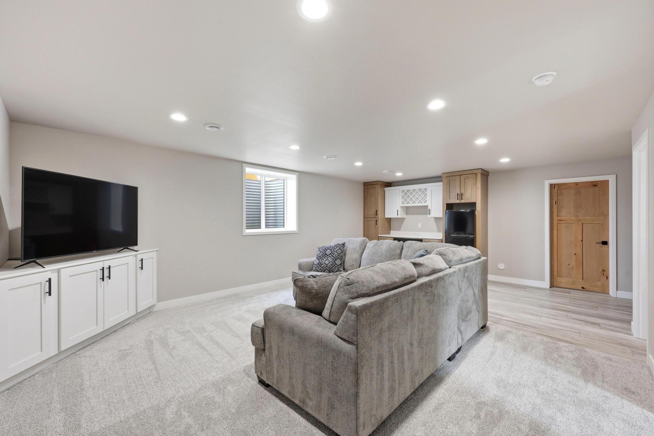 2024 single family home for sale at 102 Annies Way in Mapleton, ND — 5 bed, 4 bath (photo 32 of 55)