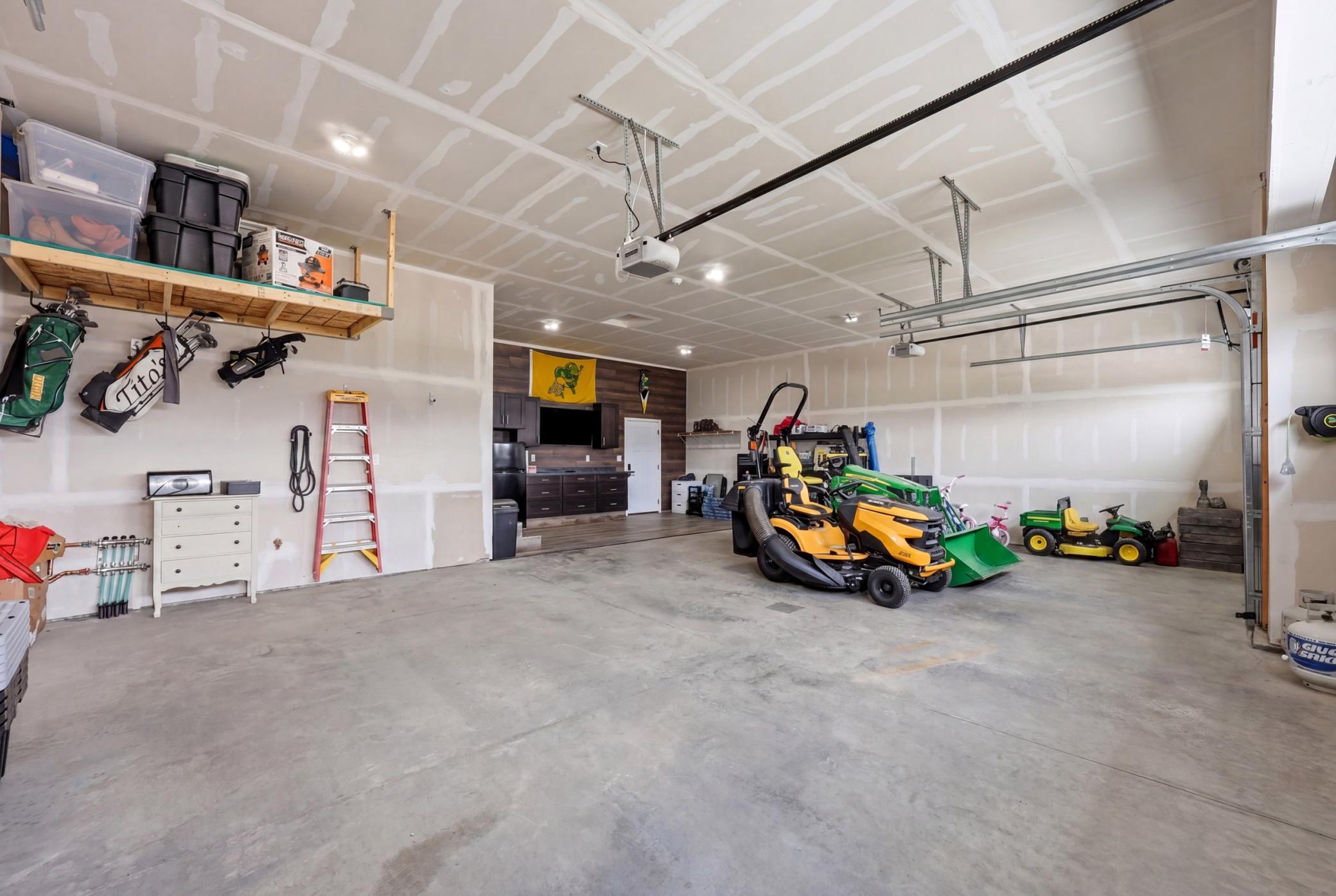 2024 single family home for sale at 102 Annies Way in Mapleton, ND — 5 bed, 4 bath (photo 37 of 55)